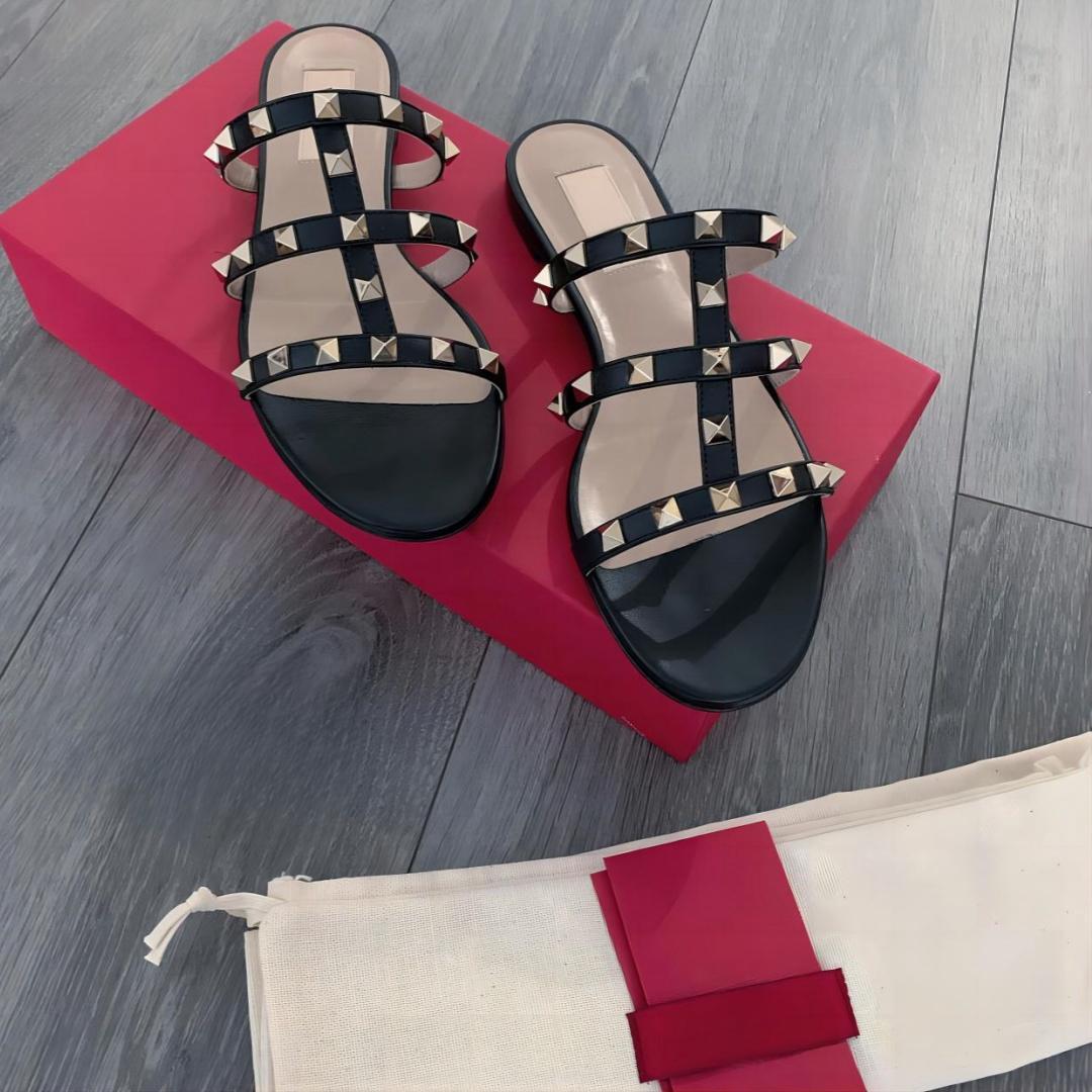 Sandales cloutées en cuir verni pour femmes, chaussures de marque de styliste, chaussures Sexy à bout pointu, plates de fête, 2024