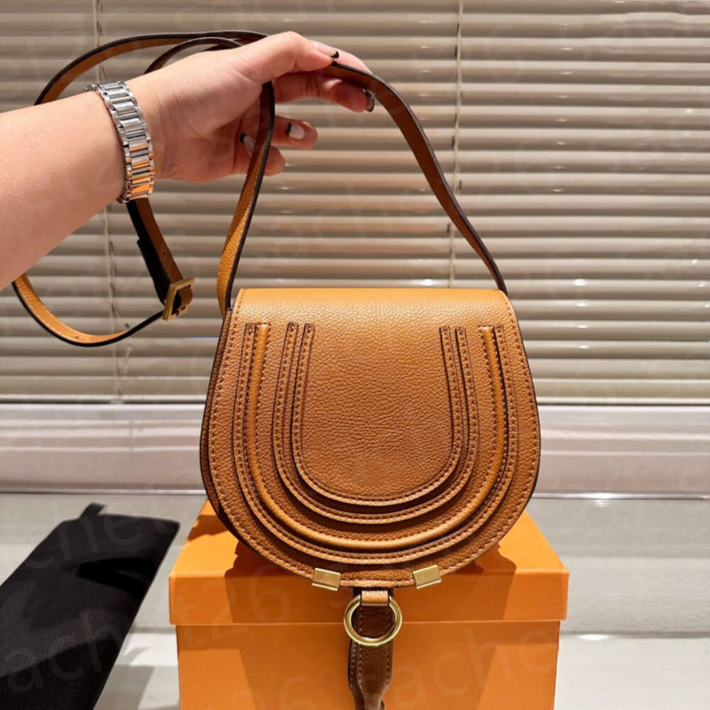 Sacs de soirée Mode Luxe Femmes Sac à bandoulière Cercle Garniture en métal Sac sous les bras 2024 Sac de designer de haute qualité Bagchoeldesig