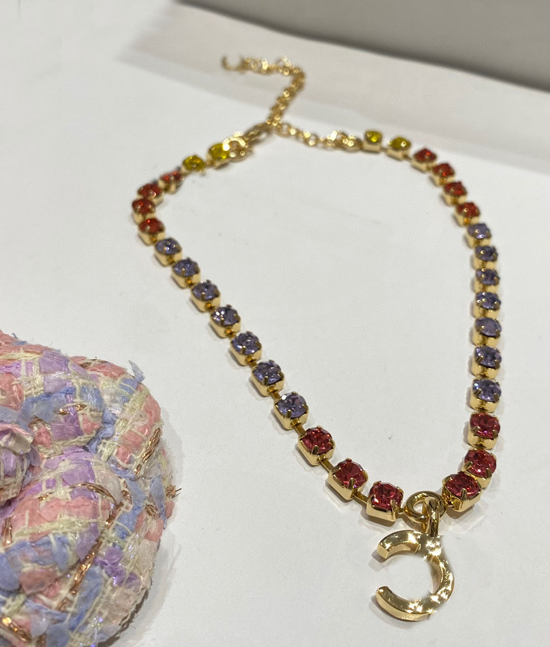 Collier pendentif à breloques de qualité de luxe avec perles colorées en plaqué or 18 carats grande boucle d'oreille ronde avec boîte à timbres P