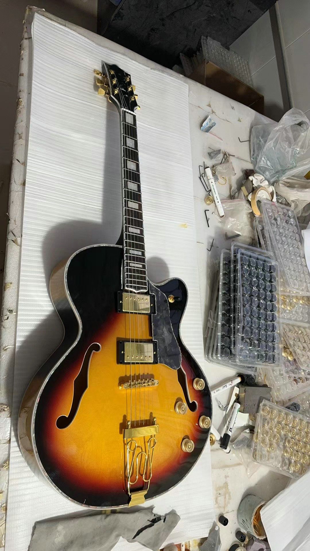 Guitares en gros Nouvelle arrivée Sunburst Hollow Classic Jazz Guitar Guitares HOT livraison gratuite depuis la Chine