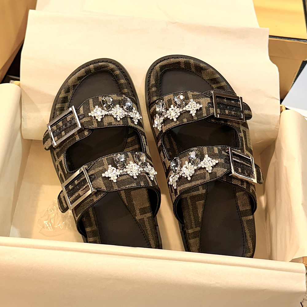 Luxury designer sandals Flat shoes 2024 new women&#039;s slippers High quality rhinestone buckle comfortable beach shoes Casual slippers 35-45-image-950857613