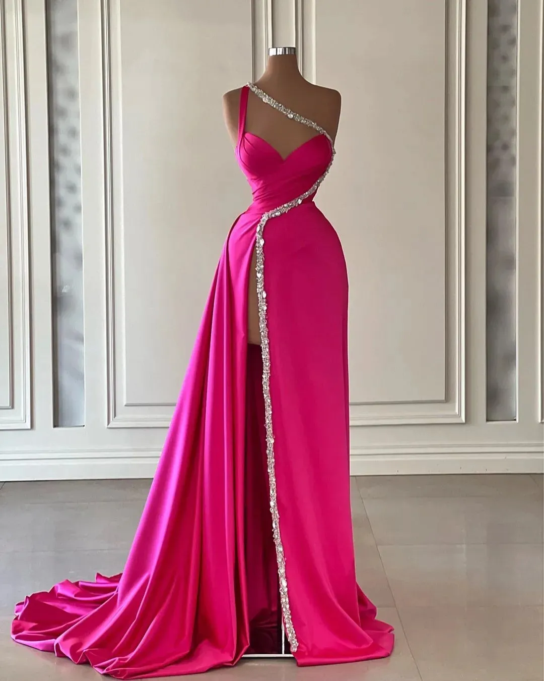 Elegant Fuchsia One Shoulder Prom Dresses Sparkly Rhinestones Sequined Ruched Satin Formal Occasion Party Gowns Sexy Thigh Split Evening Celebrity Dress CL2607