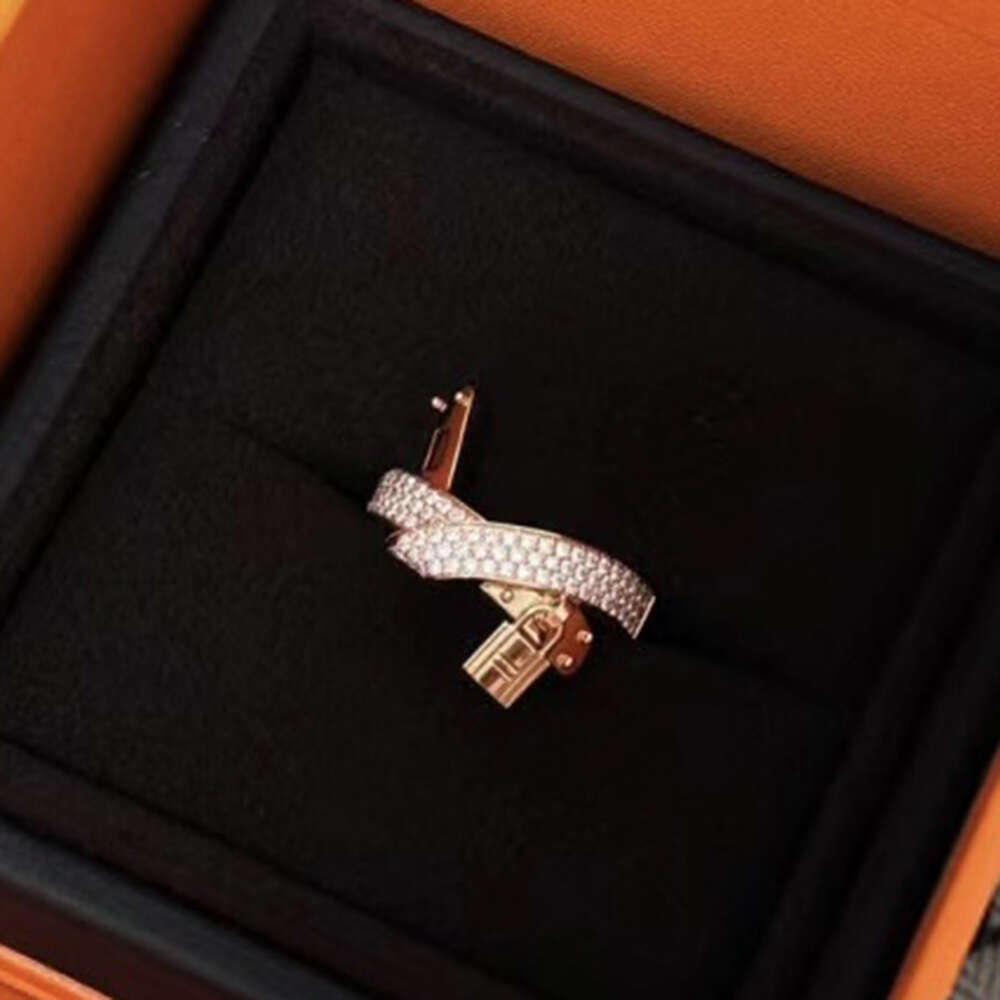 Fashionable Jewelry Personalized Lock Ring Womens Jewelry Accessories Zircon Sparkling Couple Gift Party Knot styling New 2024-image-953935573