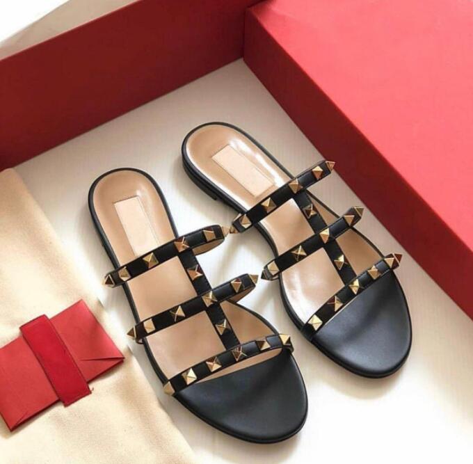 Pantoufles dorées pour femmes, sandales à rivets, tongs plates, chaussures de plage en cuir véritable, classiques d'été de marque, pantoufles à b