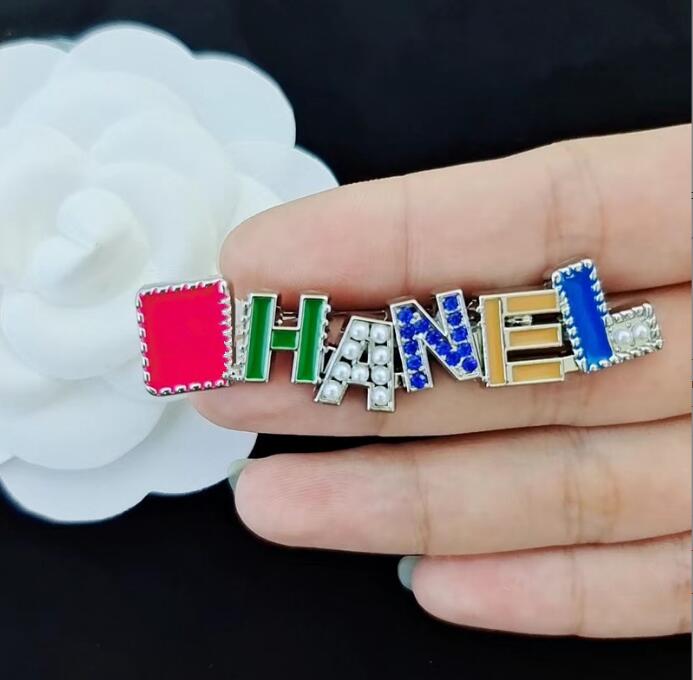 2026 New Classic Designer Colours Pearl Brooches Fashion Mens perfume Womens Brand Double cologne Letter Pendant Brooche Sweater Suit Pin Clothing J
