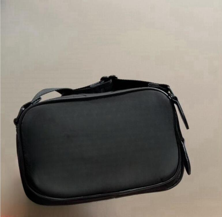 2023 Dernier sac à poitrine classique Canvas Camera Sac Taille 22,5 14 cm
