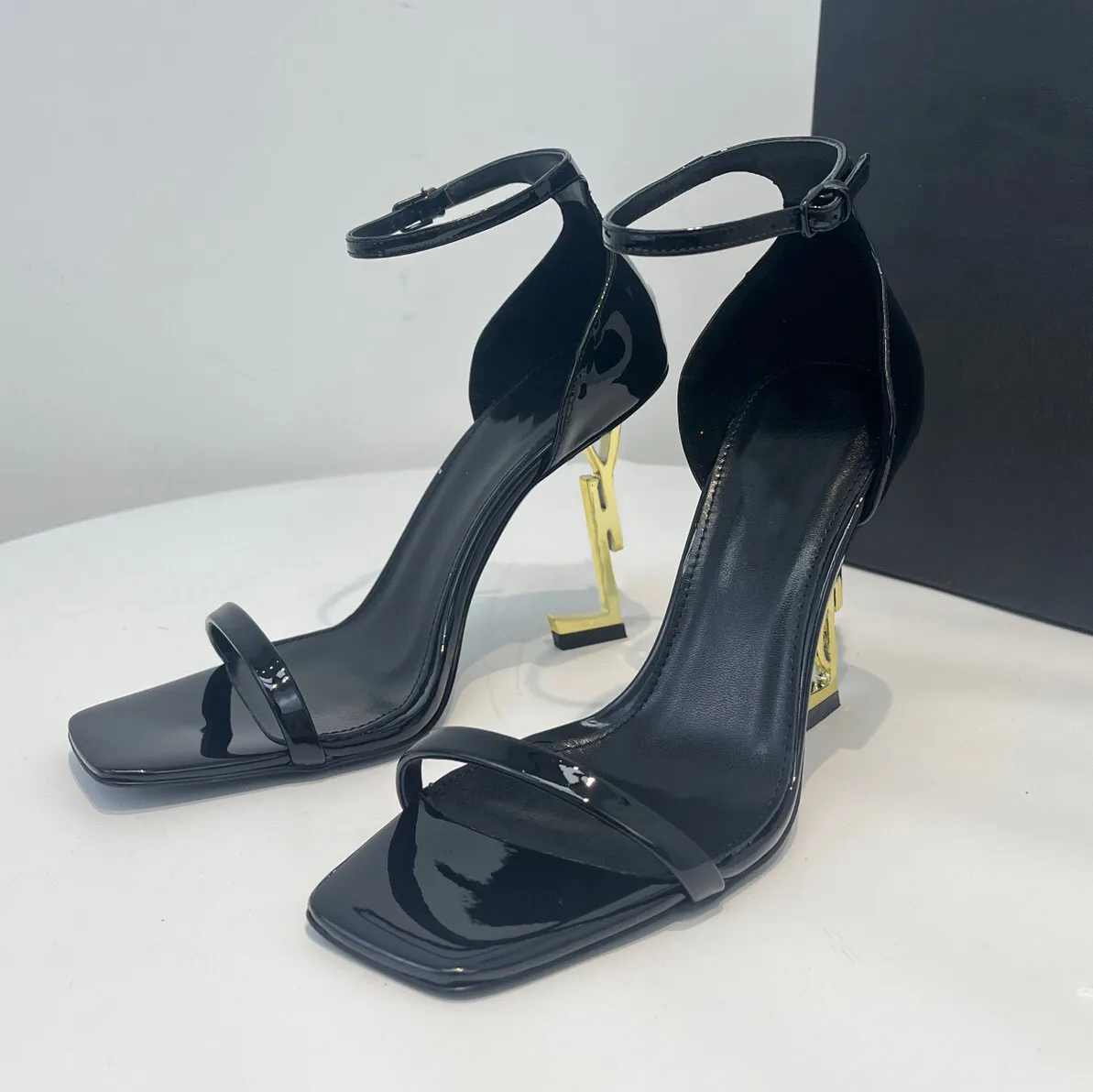 Classics Femmes Talons de chaussures Sandales Fashion Beach Tépère Robe de fond Chaussure Alphabet Lady Sandals en cuir