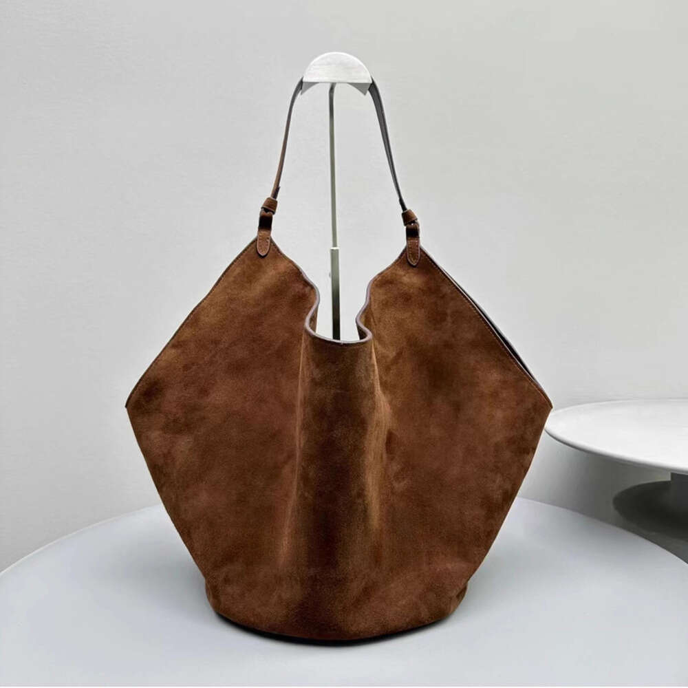 2024 Khaite Designer Sac Femme Tote Tote Grand sac à main Maxi Attache des bacs de monnaie de plage de la plage