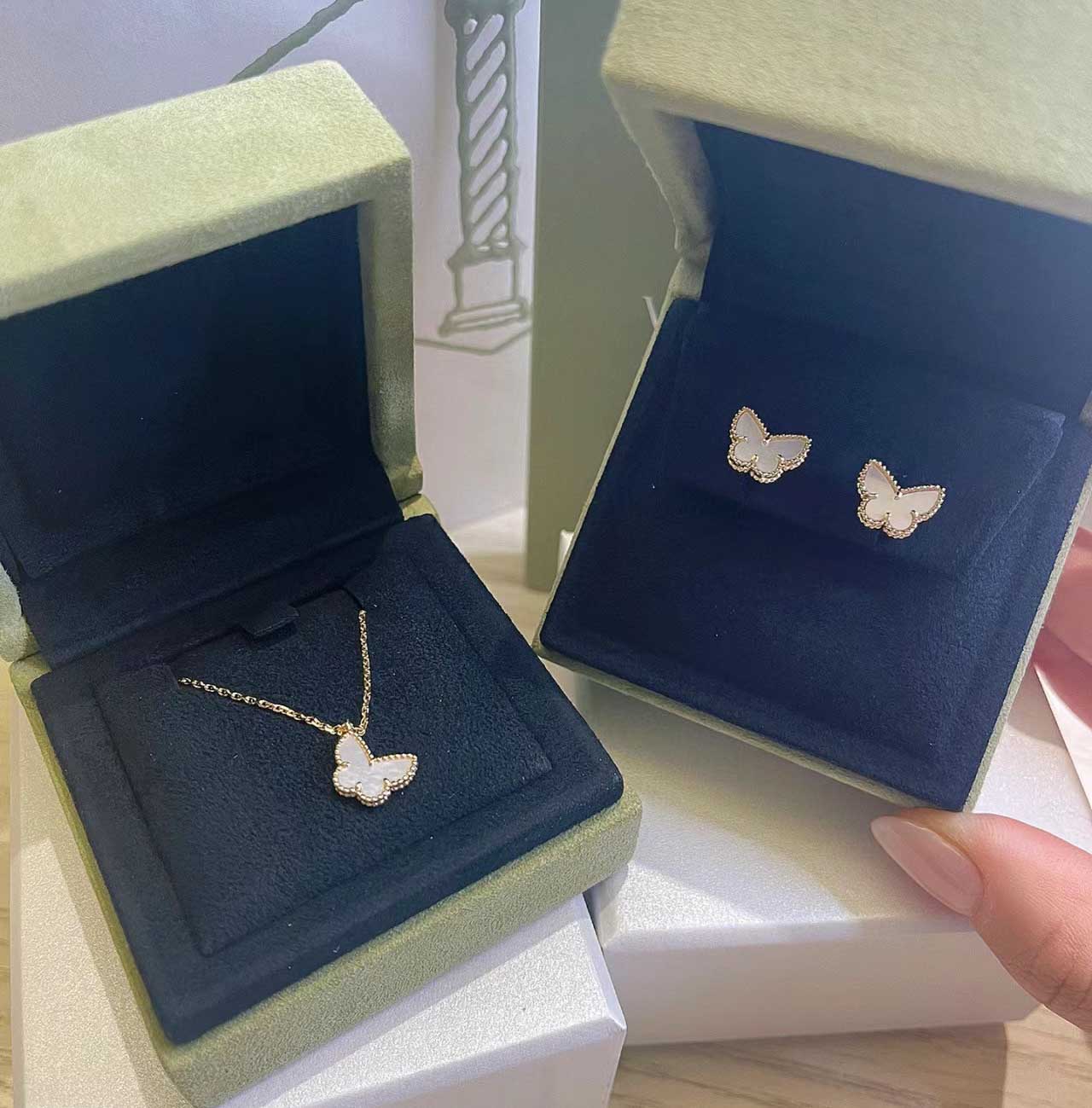 V gold material Luxury quality charm butterfly shape pendant necklace earring bracelet with blue and white color designer jewelry Have box stamp-image-747782408