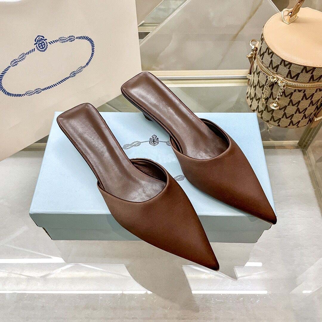 2024 SS Designer Femme Slide Talon Sandale Pompes en satin pointu Mules à talons bas Sandales en cuir brun noir