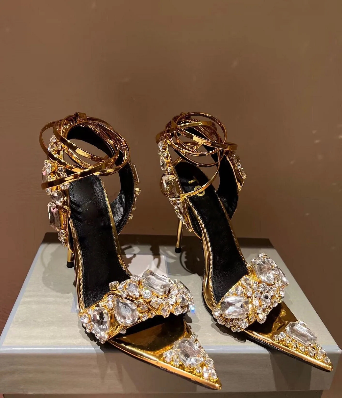 Chaussures de sandales métalliques de marque Elegant Brand Crystal Crystal Stone Stone Stud Stiletto talons Gladiator Sandalias Femme Party Night