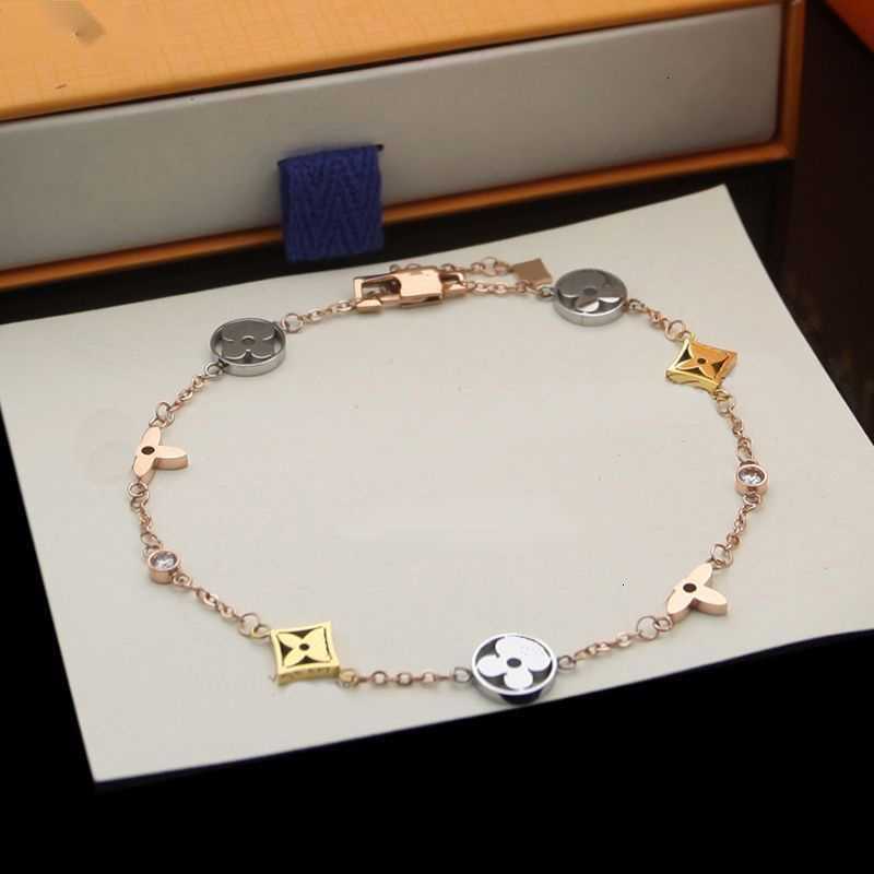 2024 bracelets designer jewelry women small flower letter pink plate charm bracelet womens high quality fashion personalize fine luxury jewelry f
