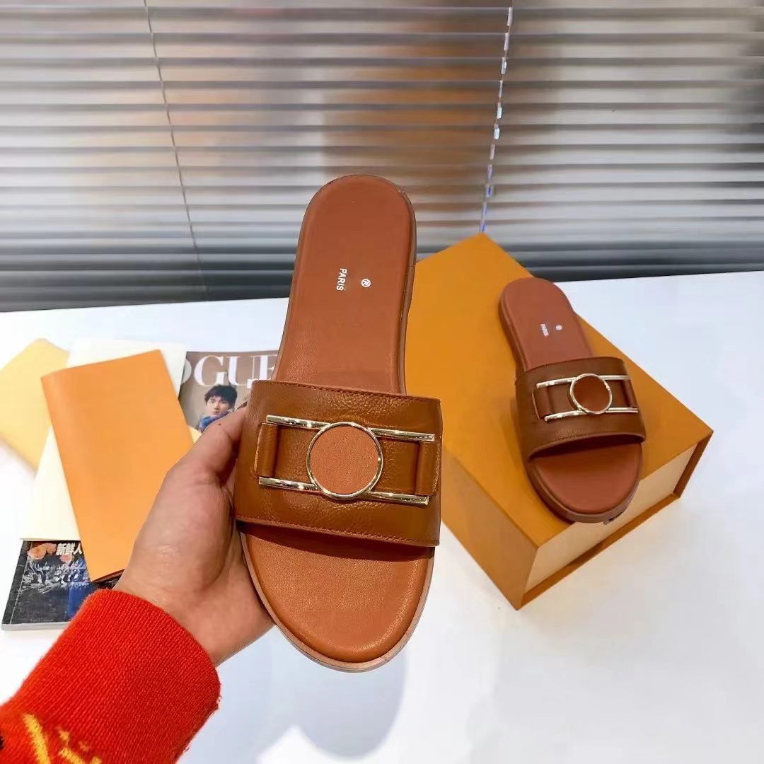Luxury Slide Summer Beach Sandal Designer Slipper 2024 Nouveau style Womens Sliders Lovely Loafer Outdoor Travel Sandale Hen Mule Mule Top Qualit