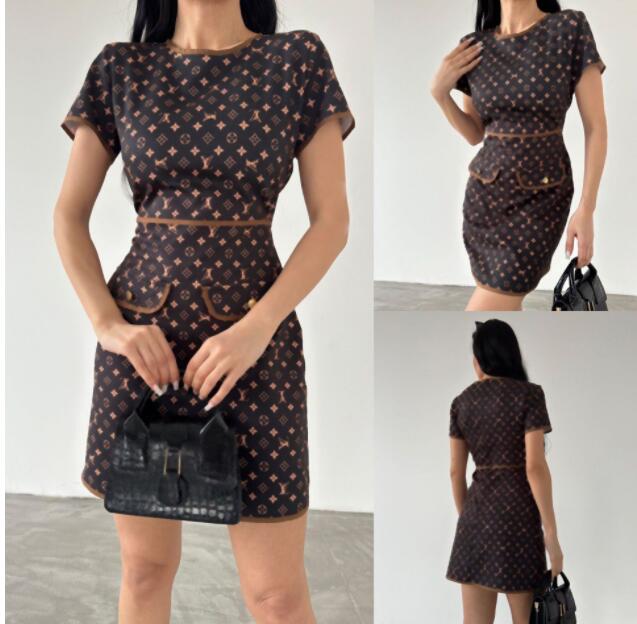 Nouveau sommet d'été, robe de mode de mode, mode décontractée sexy imprimée pleine de logos épisser avec des boutons minceur de bureaux robes de