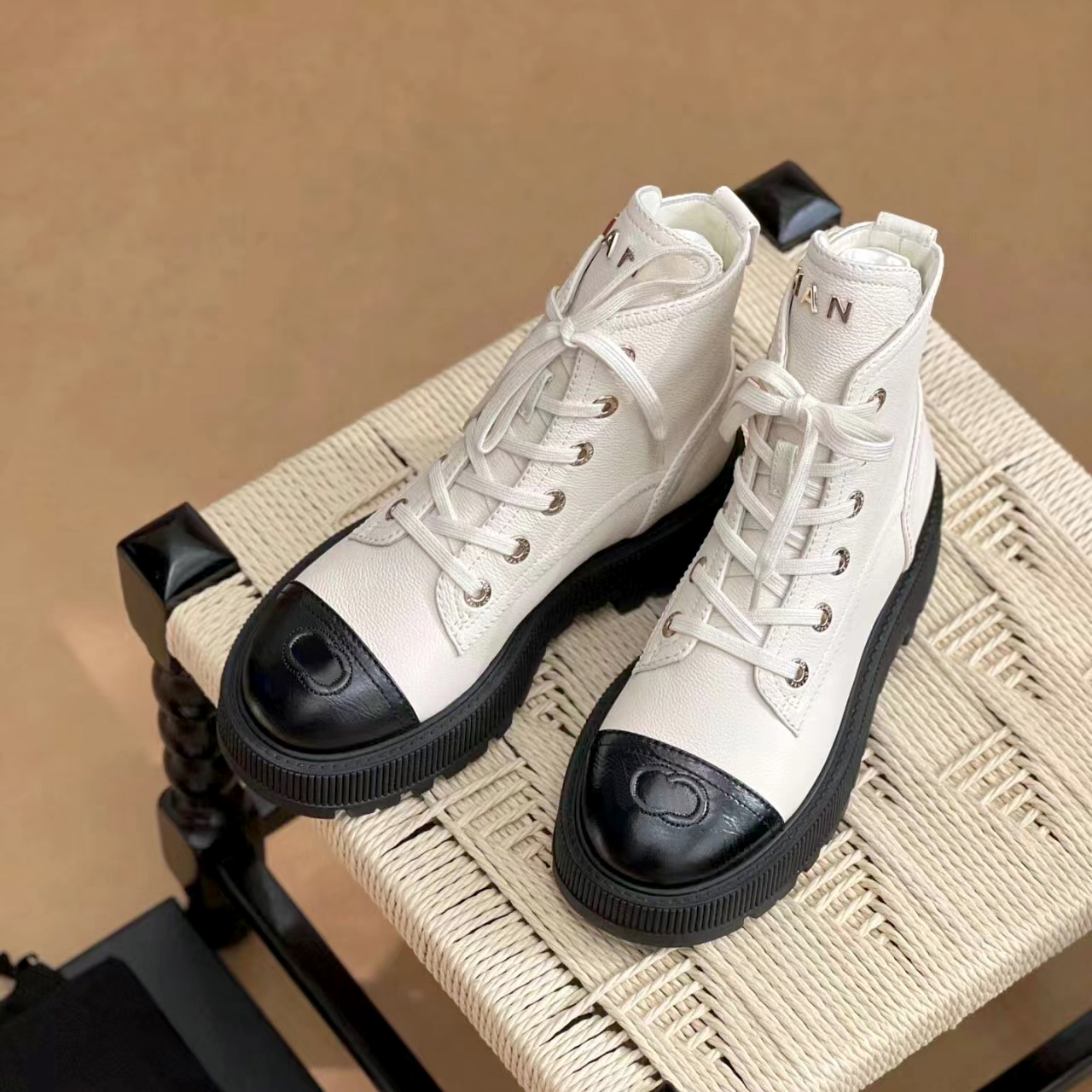 top quality Martin boots Women luxury designer winter Genuine Leather Rain booties flat buckle black white outdoor travel climb men boot Casual s