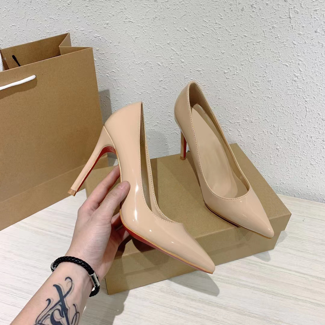 Style confortable Luxurys Designers Heels Femmes Chaussures habillées Classic Point Toes Slippers High Grade Color Sandals Plat Sandales Polvyle