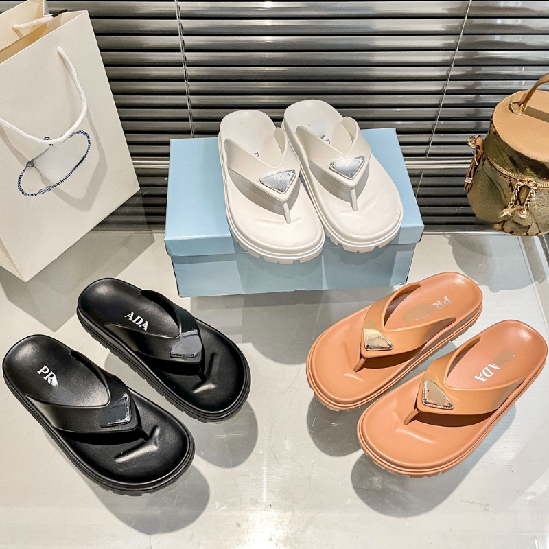 Brand Women&#039;s Slippers Metal Logo Appliques Sandals Flip Flops Beautiful Beach Shoes-image-992474457