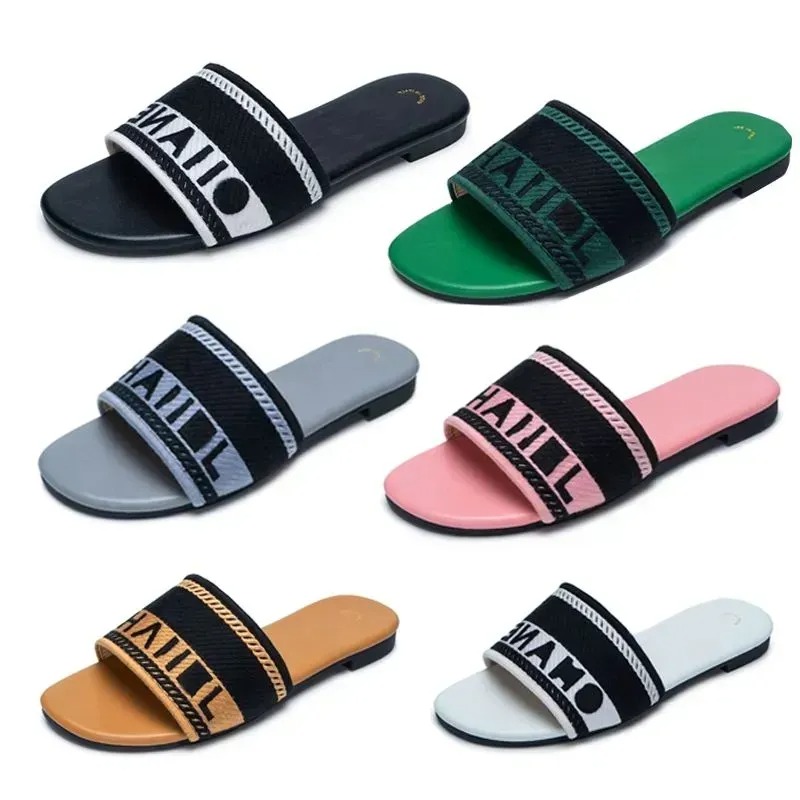 Paires Designer glisses femmes brodées de tissu brodé sandales d'été de plage de plage de promenade à talons bas panthosplines plates chaussures