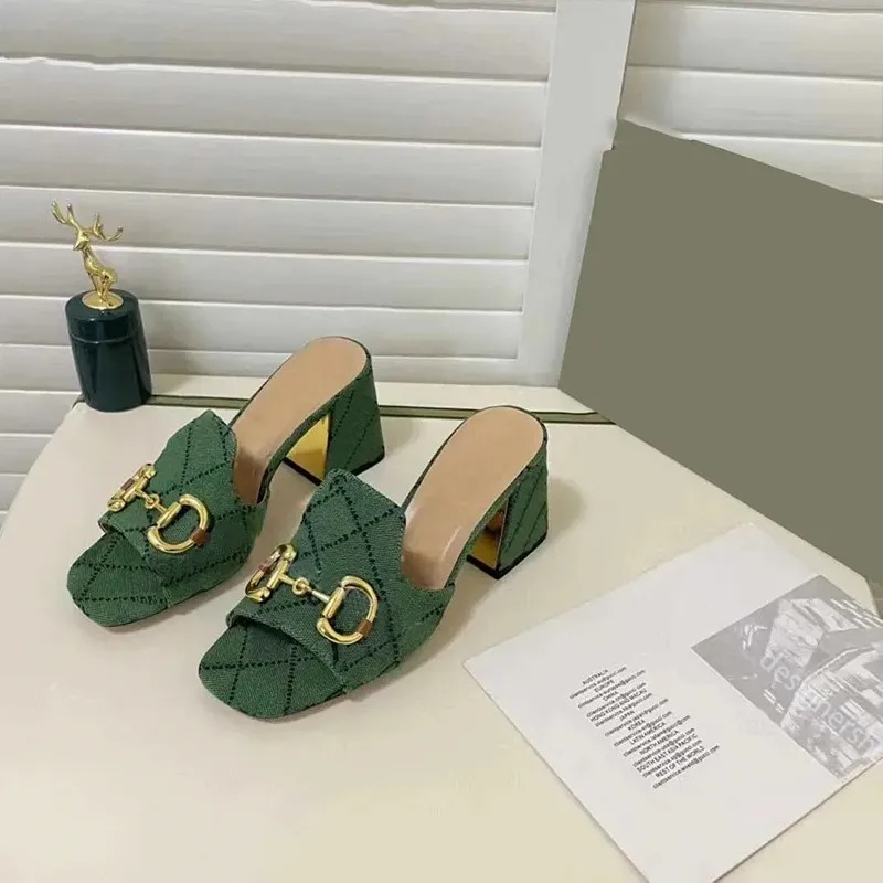 Les plus récentes femmes à talons hauts pantoufles en métal pantoufle de boucle pantoufle de luxe de luxe, chaussures de talon rétro talon carré