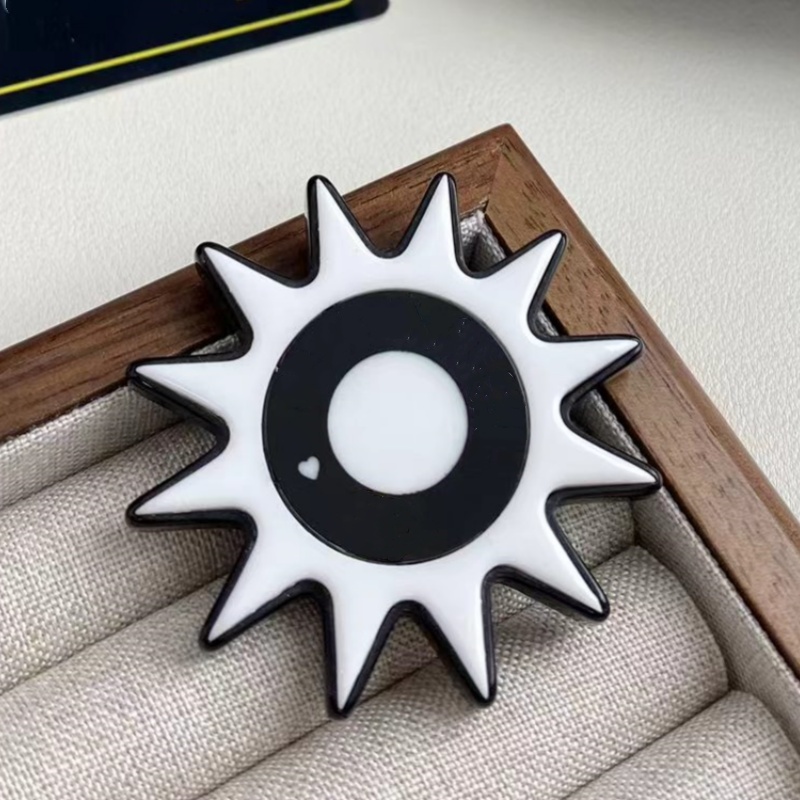 Men Women Designer Wedding Party Suite Dress Pins Yellow Gold Plated Acrylic Luxury Letter Sun Brooches Pins for Men Women Hot Gift