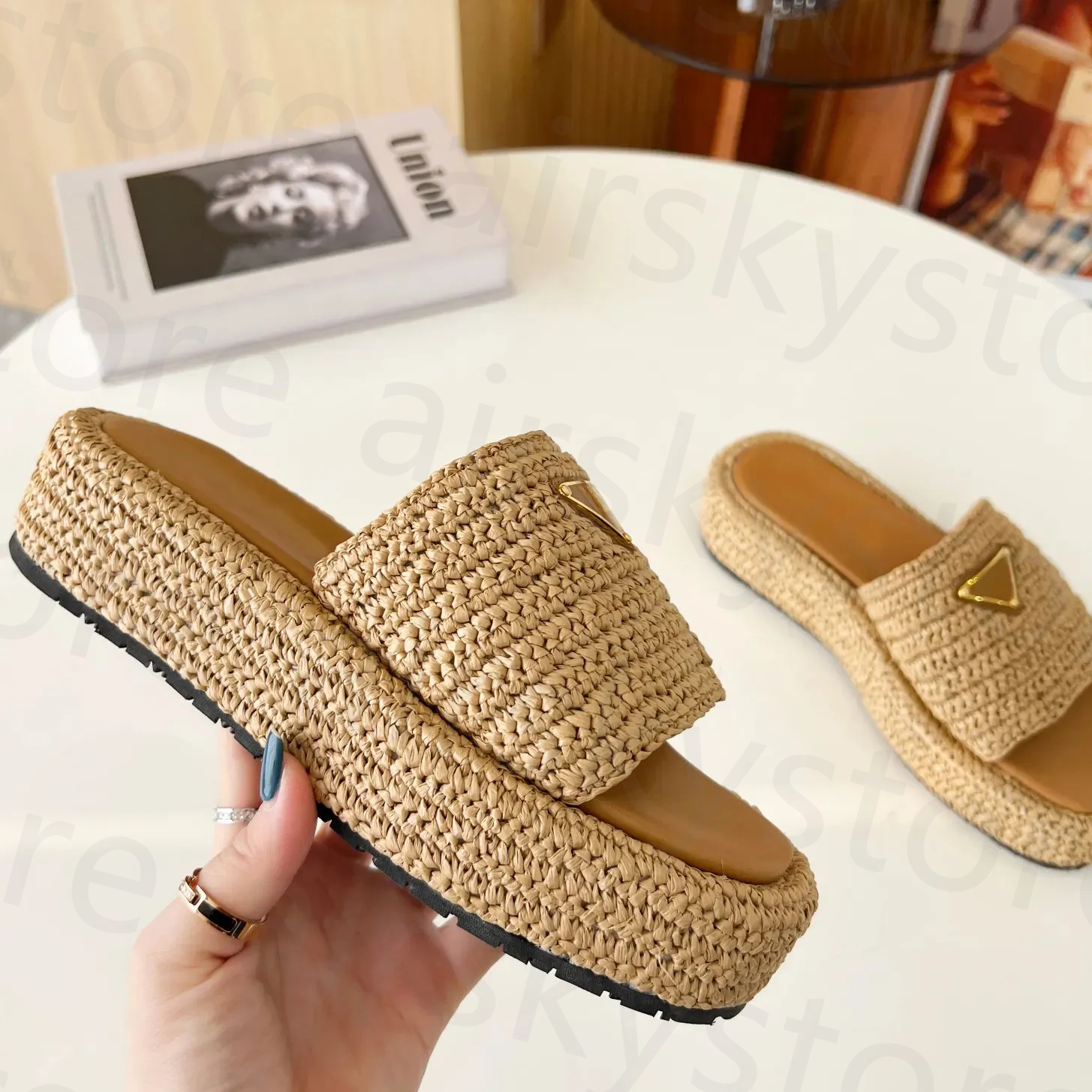 2024 NOUVEAU TRIANGLE TRIANGLE STRAW TEAVE SANT PLAGIE SANTAL RAFFIAS SLIPPERS DESCRIPRE FEMME Men d'été talon plat décontracté fliplops à l'exté