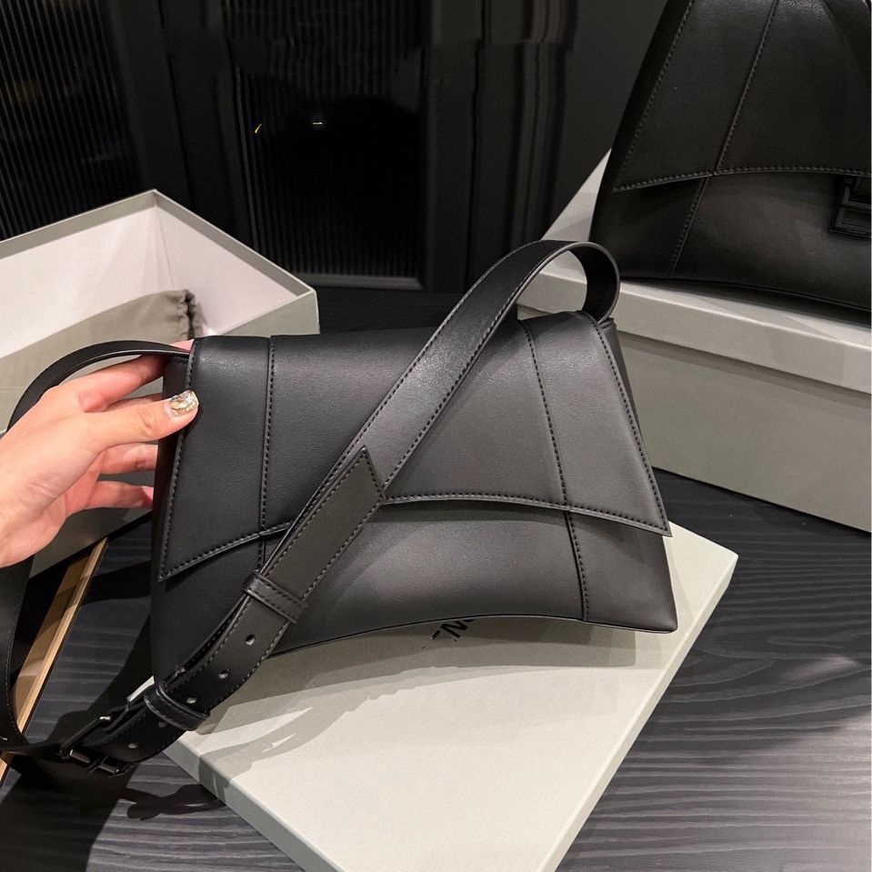 Designer Classic Vintage Bags Soft Bag Women's Classis Black Shoulder Fashion Versatile Handbag Everyday Outfits-image-983692677