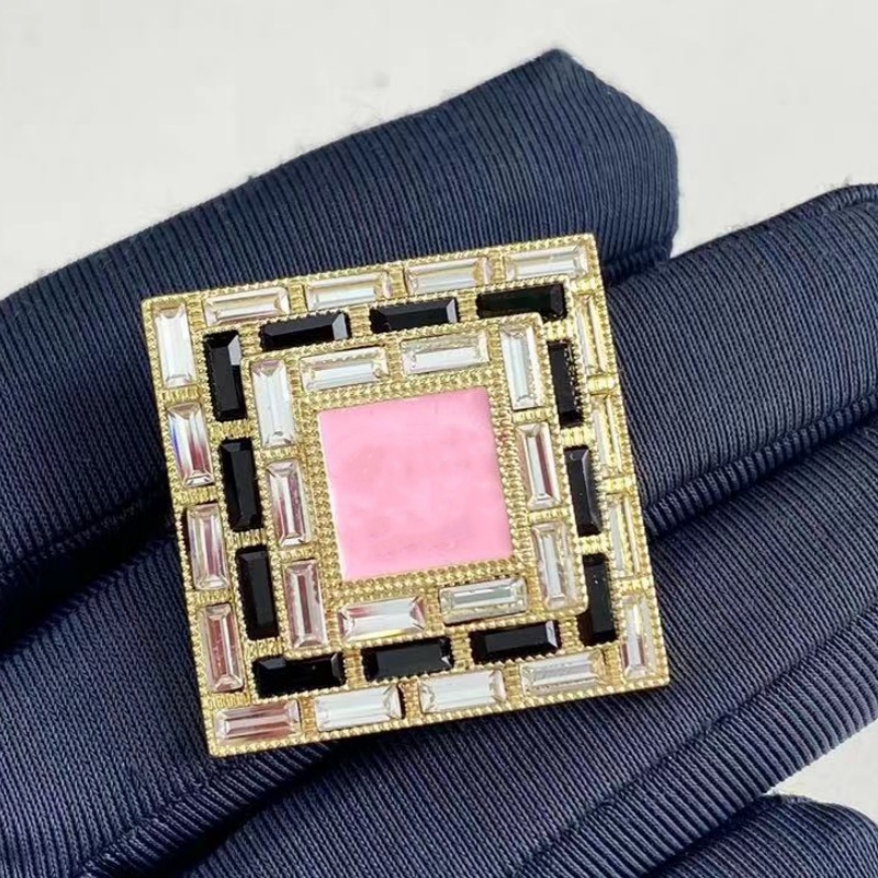Luxury Fashion Men Women Pins Yellow Gold Plated Bling CZ Stone Letter Pins Brooches for Party Wedding Nice Gift