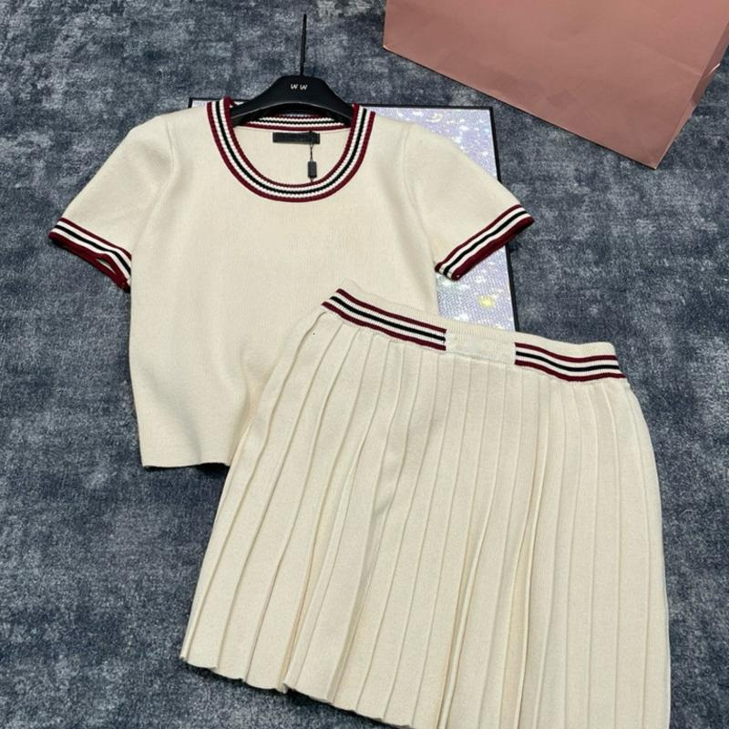 Knitted Women T-shirt Tops With Skirts Set Designer Letters Contrast Color Tees Pleated Skirt Outfit Elegant Casual Daily Woman Knits Dress Clothes