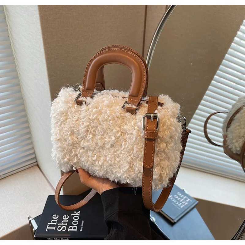 Autumn/Winter New Shoulder Fashion Messenger Bag Womens Niche Design Plush Handbag Z241210