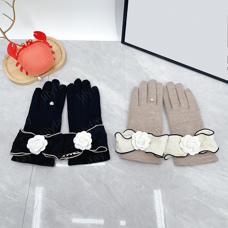 Gants de créateurs fleurs de mode décoration lettres de marque Glove de laine chaude pour femme hiver cinq doigts gants gants à l'épreuve froide