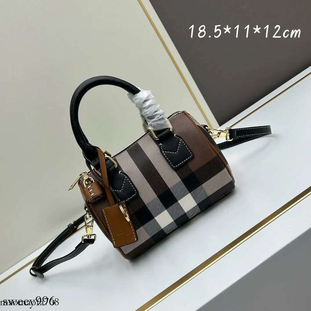 Women's Classic Designer Leather Shoulder Bag with Emed Design - Elegant Crossbody & Tote for Evening Use Free delivery AAAAA+