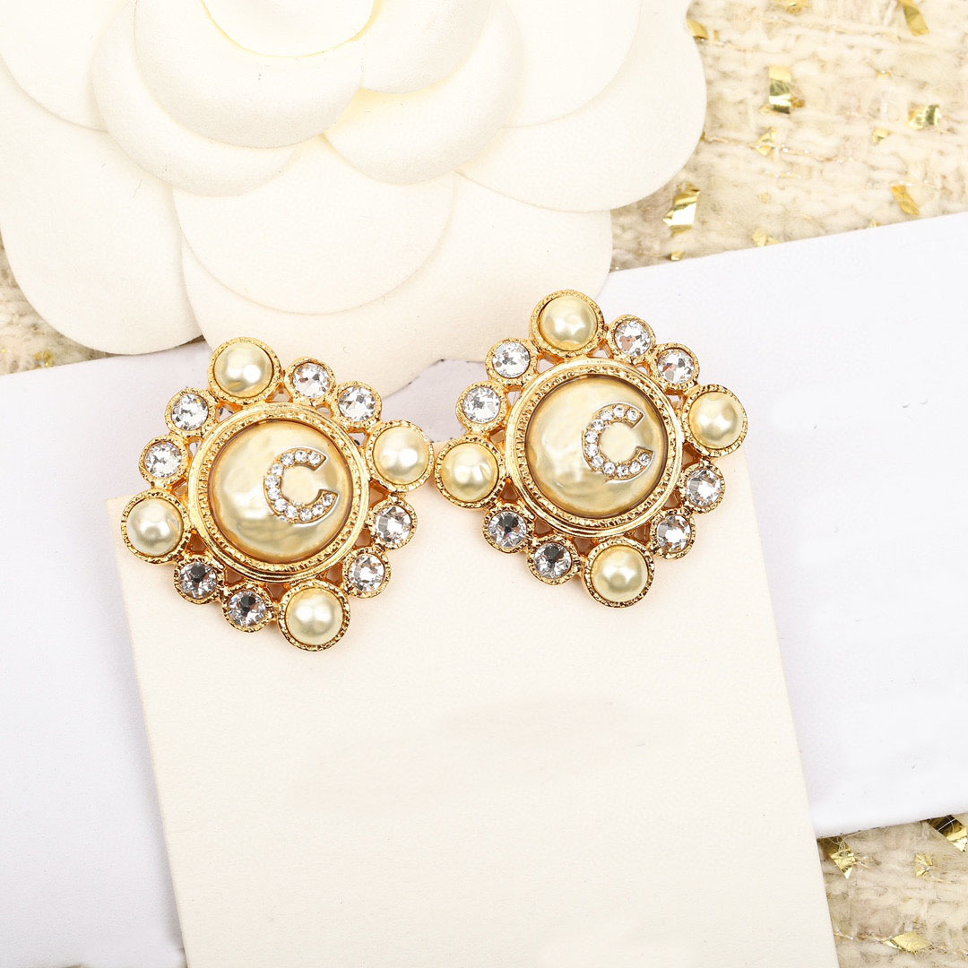 2025 Luxury quality charm stud earring with diamond and white shell beads in 18k gold plated have stamp box hollow design PS6902