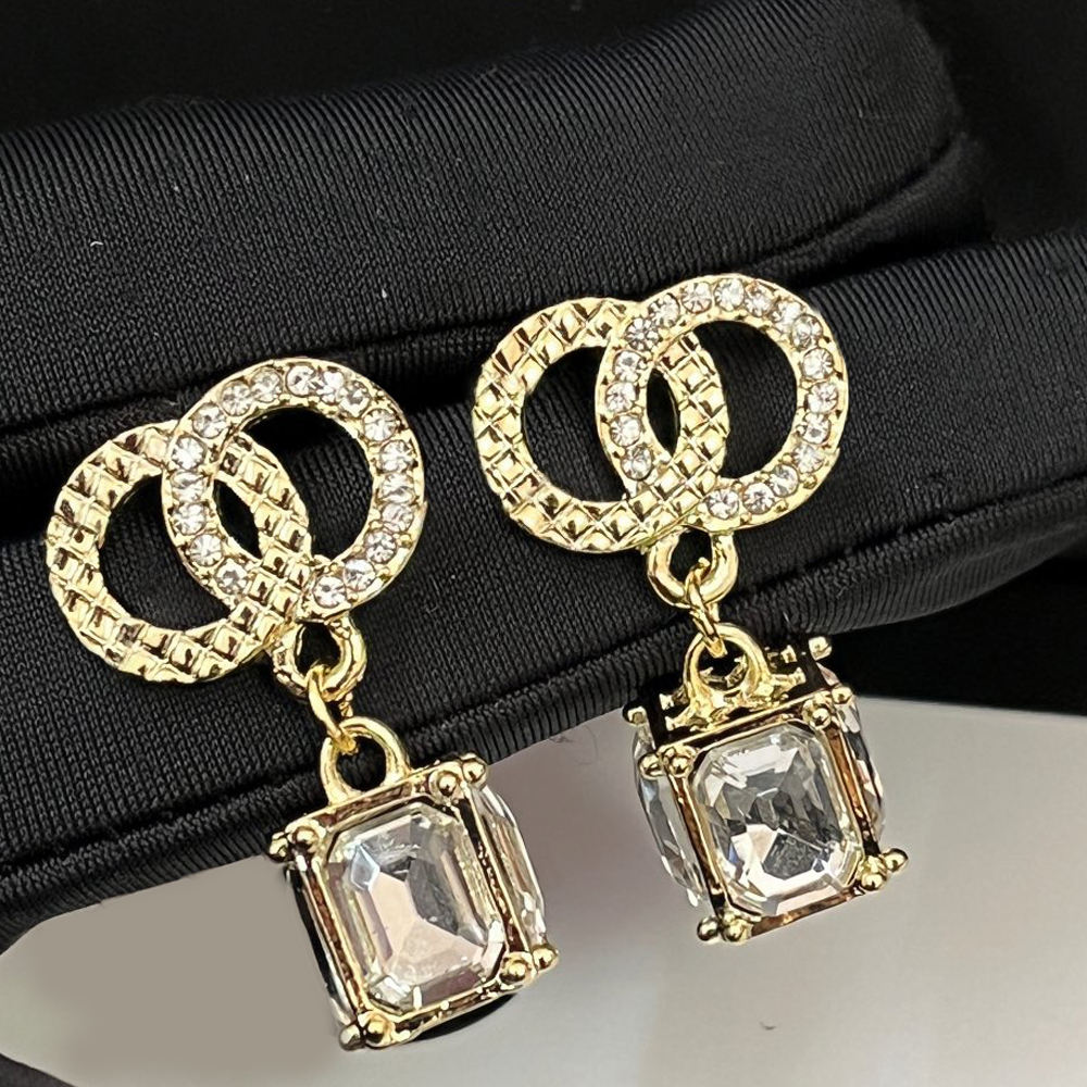 Luxury Women Fashion Letter Boucles d'oreilles Designer Boucle d'oreille Perle pour femmes Bijoux de haute qualité Cadeaux de mariage accessoires