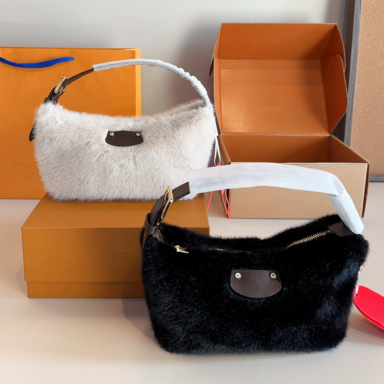 Luxury Designer Pochette Fuzzy bags Womens mini Clutch Wristlet bag Evening Bags Cosmetic bag Mini tote bag Top quality new wave multi Hobo underarm