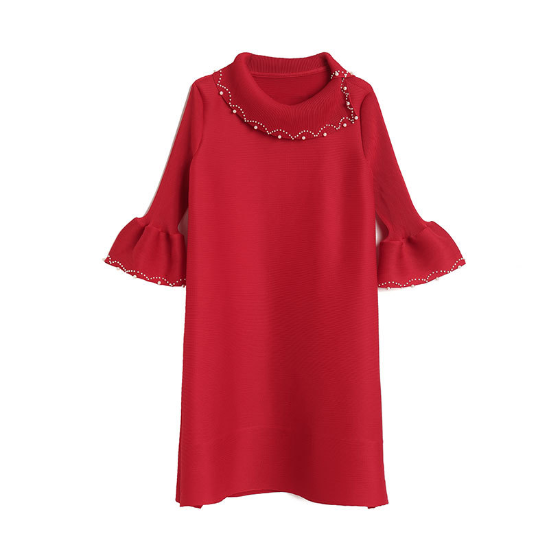 (91) Robe rouge avec col poupée et perles, luxe léger, manches trompette de célébrité, robe bord de mer avec ambiance