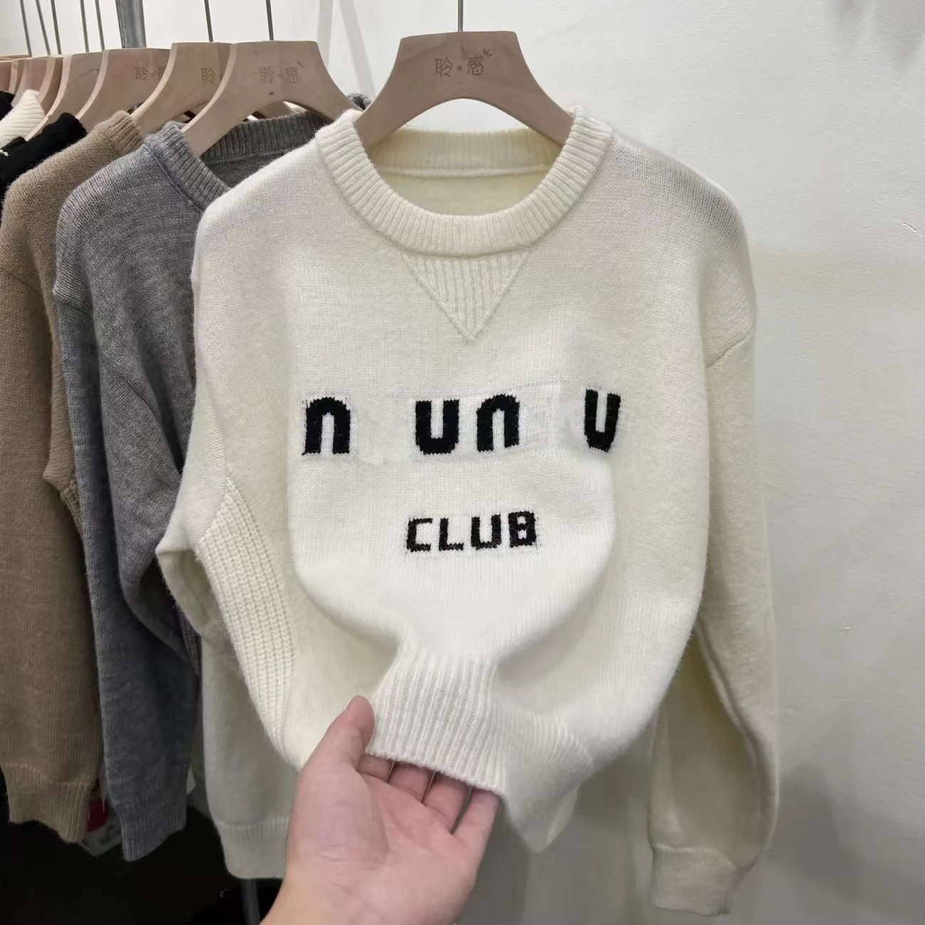 Designer Luxury 2024 Fashion Classic Short Underlay Versatile Pullover Embroidery Womens Round Neck Knitted Sweater