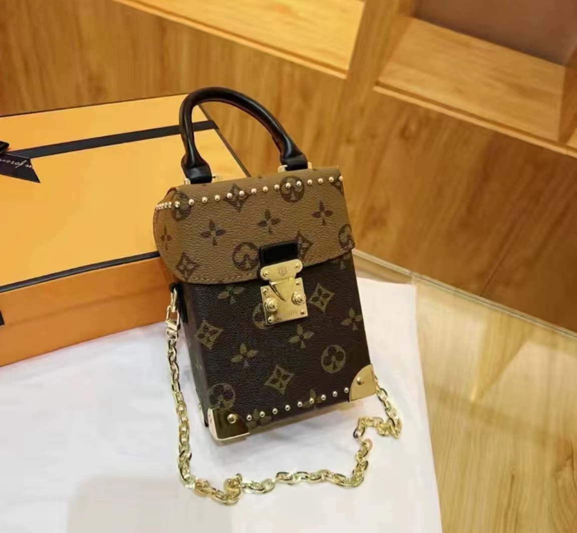 high quality leather Shoulder carrying crossbody bag for men and women, fashionable camera waist bag, designer handbag, shoulder strap crossbody-image-999095634