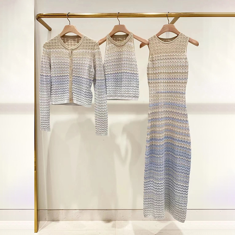 Français 2024 Spring / été Golden Silk Wave Modèle Gradient Sans manche robe Fleurée Fleur crochue creux cardigan en tricot en tricot