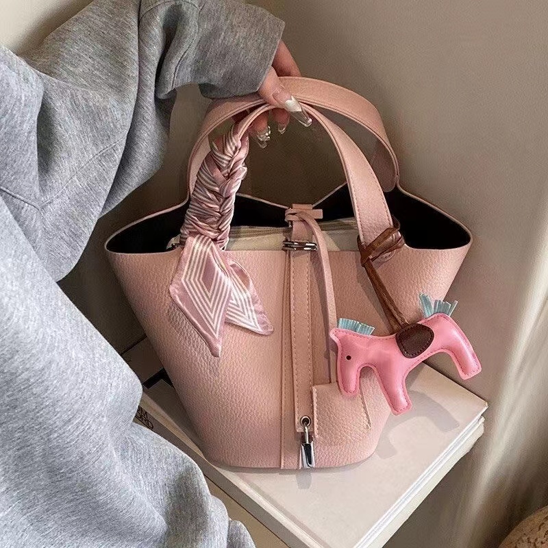 Petit sac rose grande capacité femelle 2024 Nouveau panier de nourriture alimentaire étranger portable sac à main sac à main.