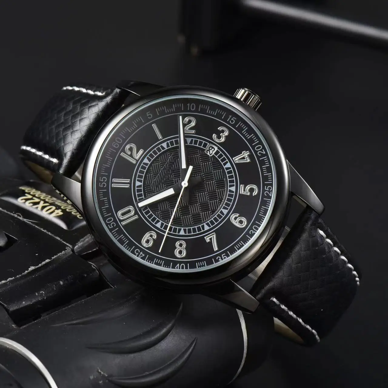Montres de mode à vente chaude pour les hommes Business Minimaliste Quartz Wristwatch STRAP CUIR DOUTES