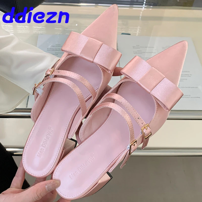 Chaussures de chaussures peu profondes glisse de chaussures pour les dames 2024 dans la femelle des talons carrés en soie de soie de la mode