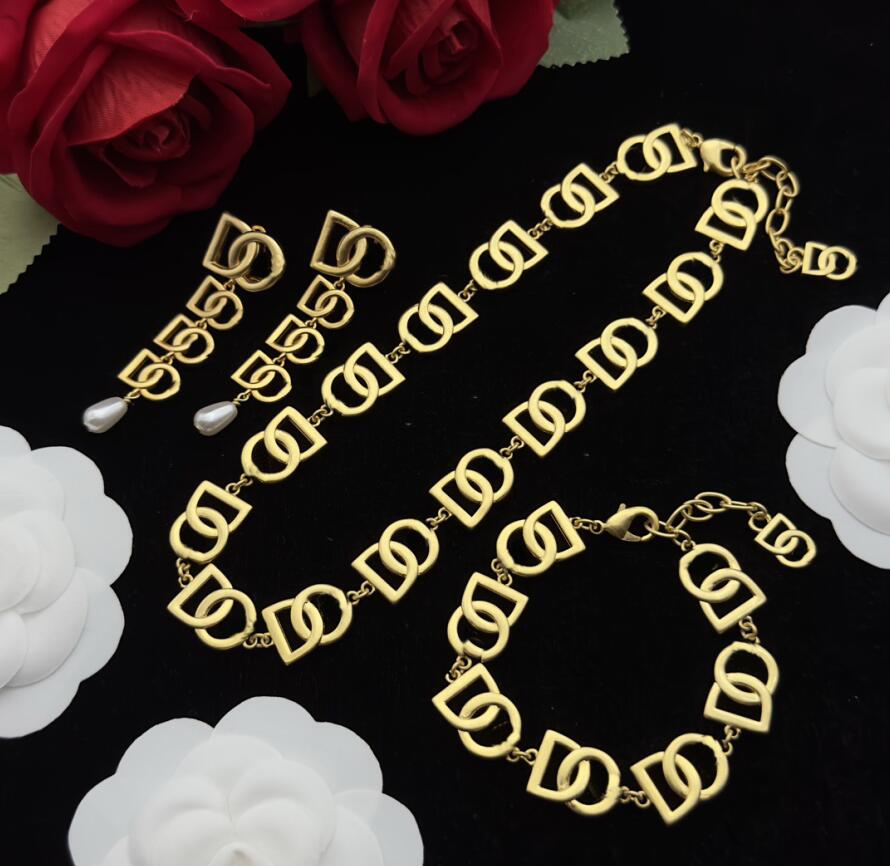 Colliers d'oreille de liaison au lait en laiton plaqué en or avec lettres de bracelet à chaîne multi-logo boucles d'oreille perle pour femmes Hip