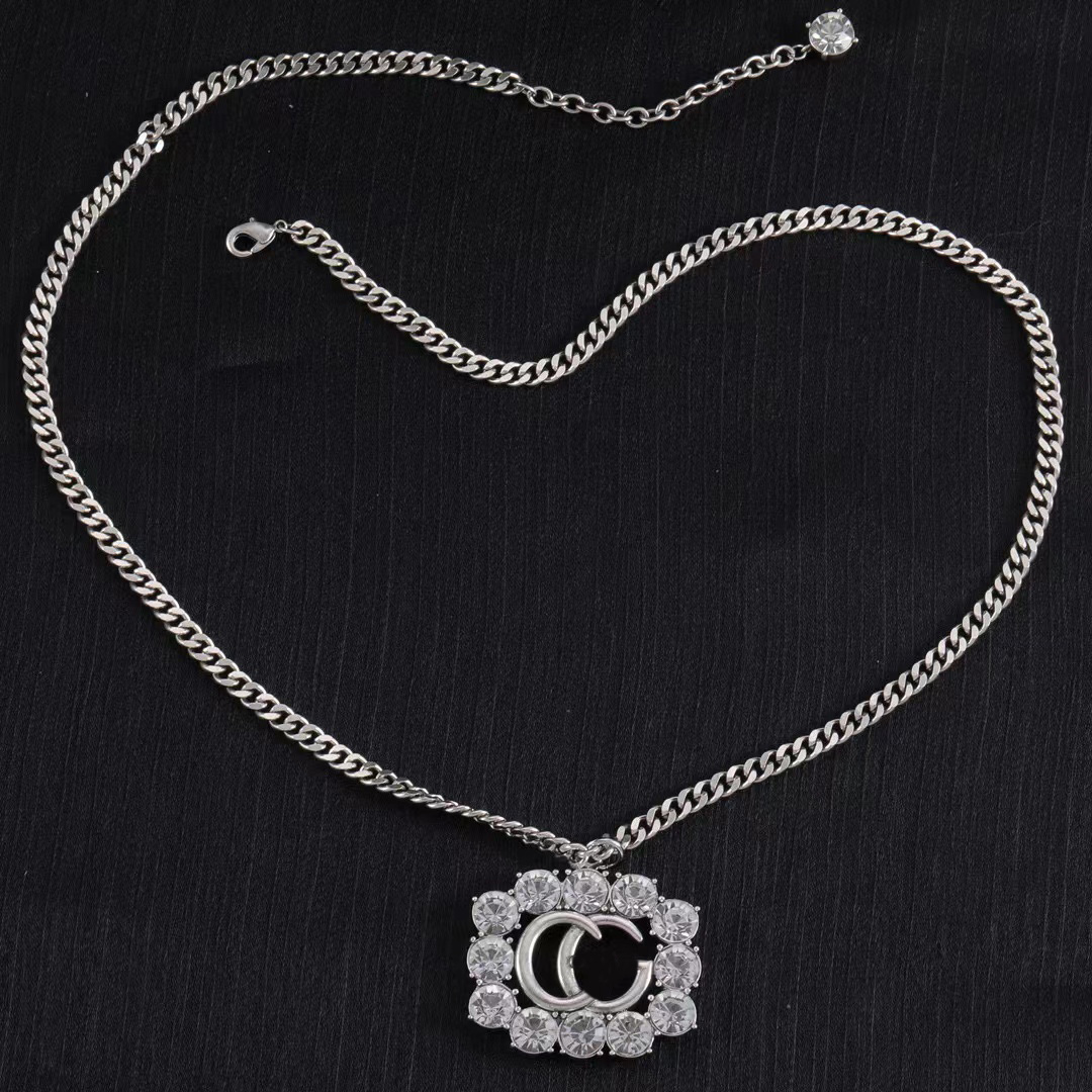 Designer de luxe Crystal Diamond Pendant Collier Silver Fashion Fashion Exquise Challe de pulls pour hommes et femmes REFNOND