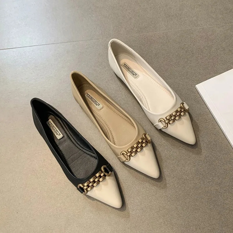 Appartement pour femmes avec chaîne Spring / Summer Collection Pointy Toe Couleur solide glissant sur les femmes élégantes pour femmes grandes ta