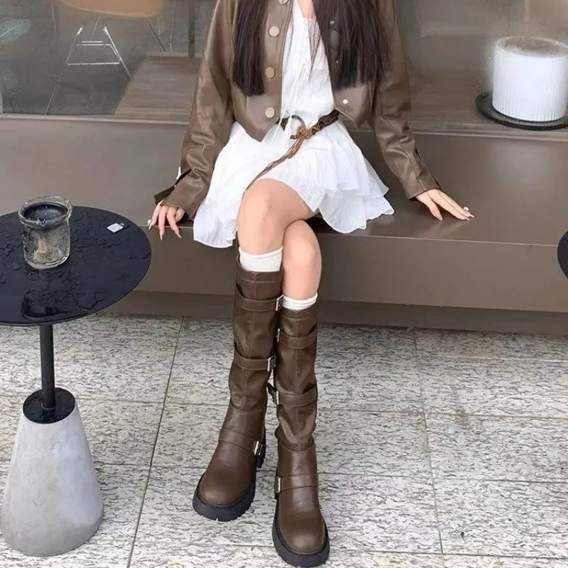 2024 Chaussures pour femmes de haute qualité Boucle de courroie Bottes de femme mode Boots modernes solides Femme Vente chaude Bottes de genou ro