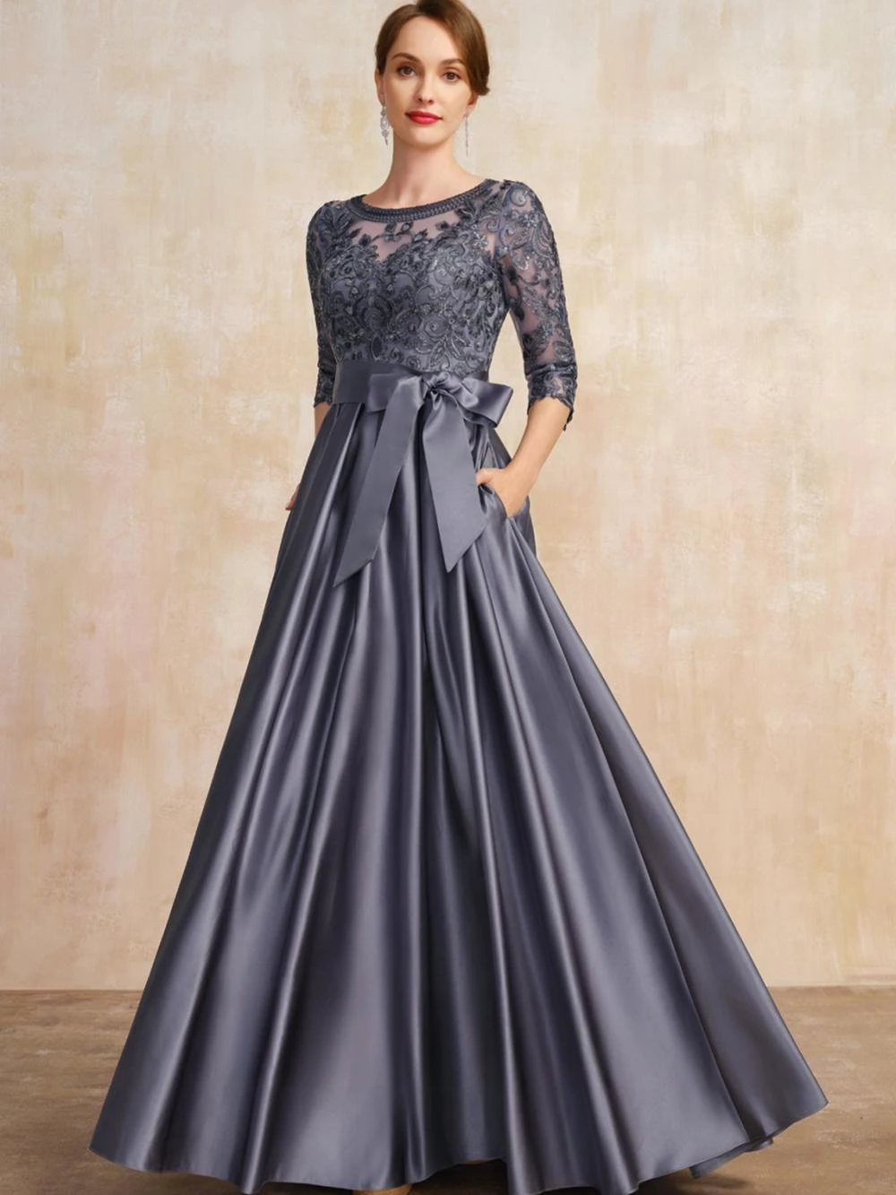 Grey A-Line Satin Longueur Longueur Mère de la mariée Robes avec poches Bow Sash Crew Neck Lace Lace Elegant Groom Mom Mémorcher Forme de mariage