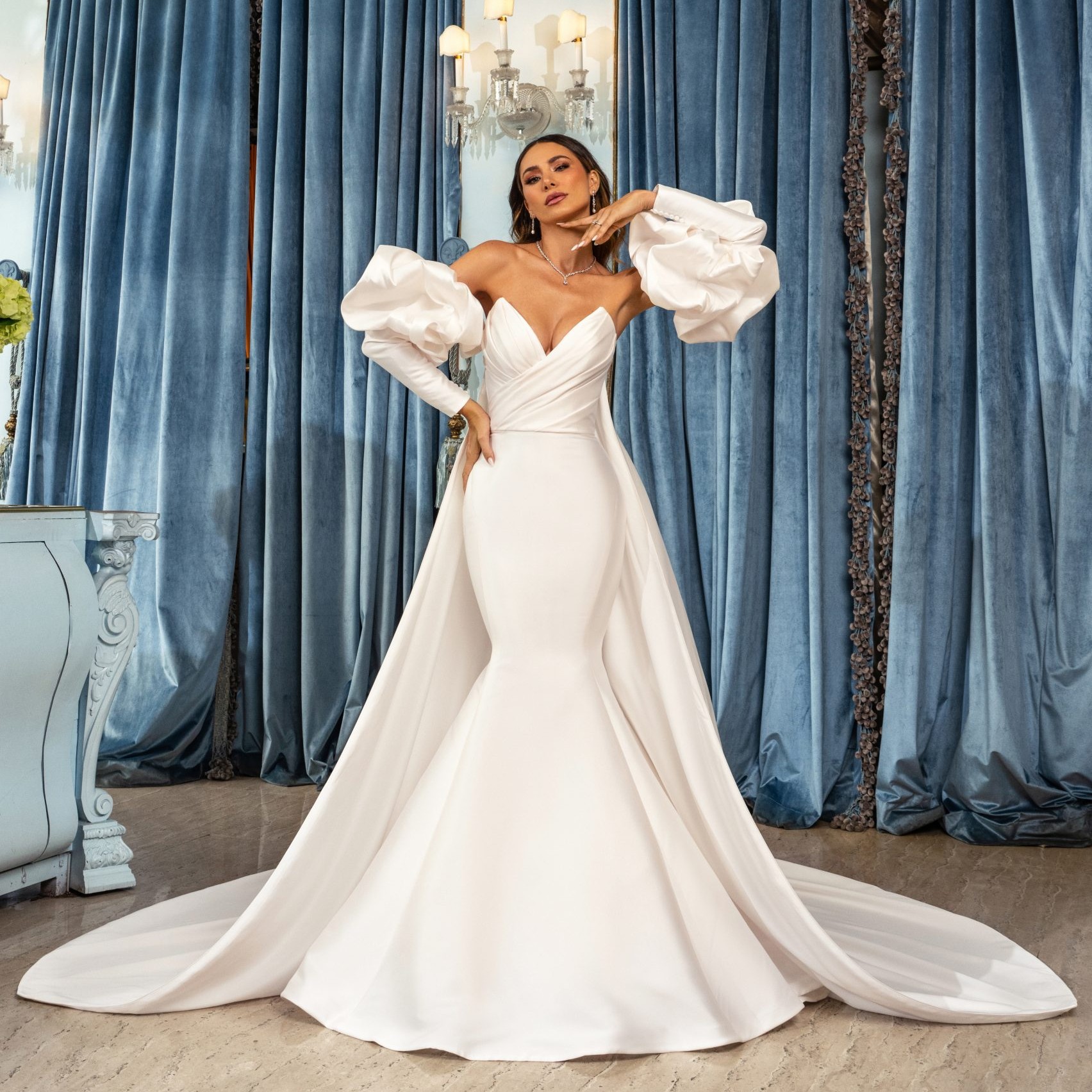 Sirène chic Robes de mariée à manches longues avec robes nuptiales à cape longue cape détachable V décolleté en satin plissé