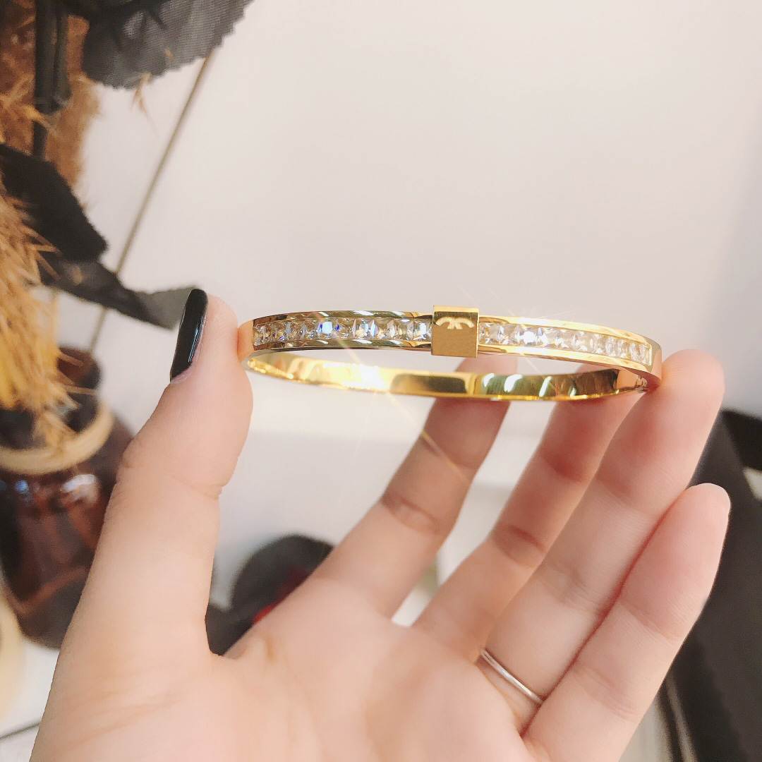 Specia Fashion Bangle 18k Gold Plated Designe Bracelets Glittering High polished Thin Wide large High sense Popular Brand Bracelet Women's Lett