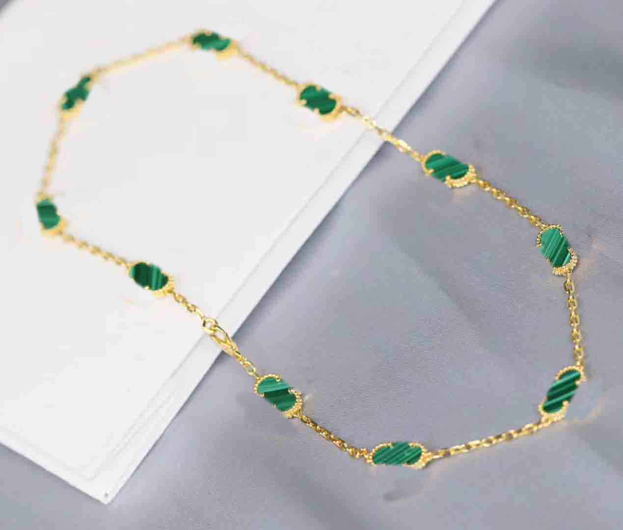 Collier pendentif fleurs 10 pièces de qualité de luxe en fleur de 1,5 cm avec coquille blanche et agate rouge agate noire malachite avec boîte à