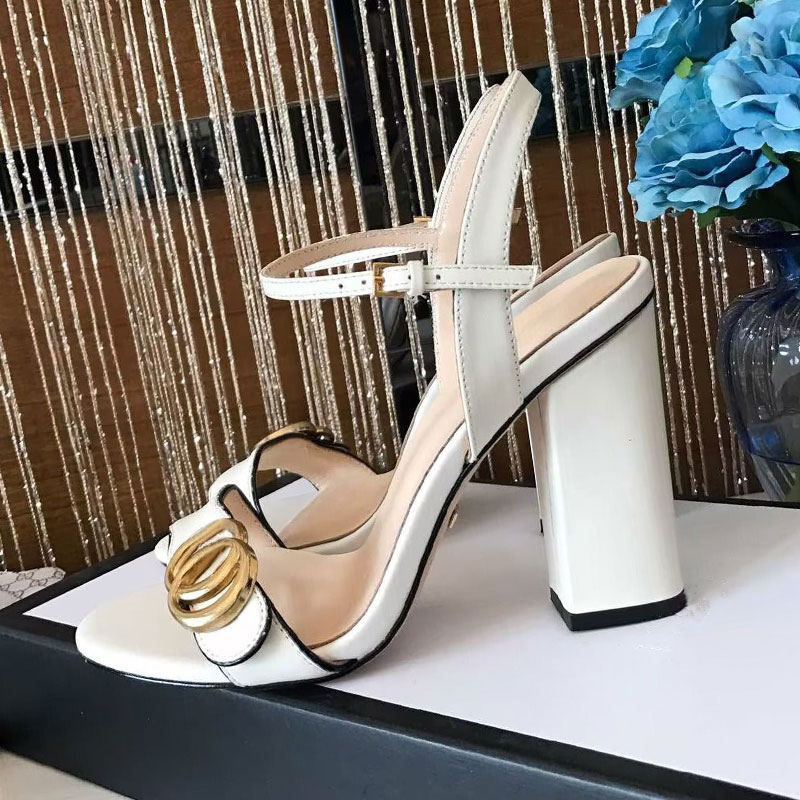 Designer Sandals en cuir chaussures à mi-talons Chaussures pour femmes bouton de mariage de bureau d'été décoration de la boîte de nuit sexy pist
